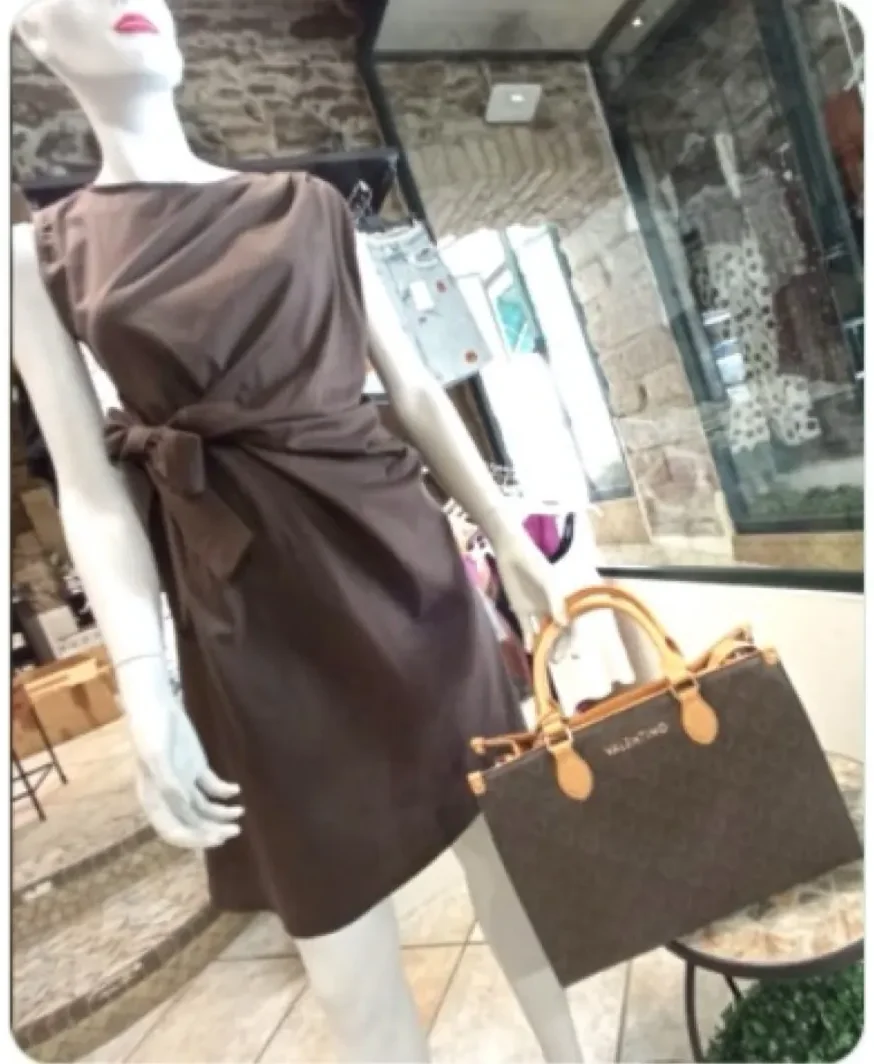 Abito donna con abbinamento borsa